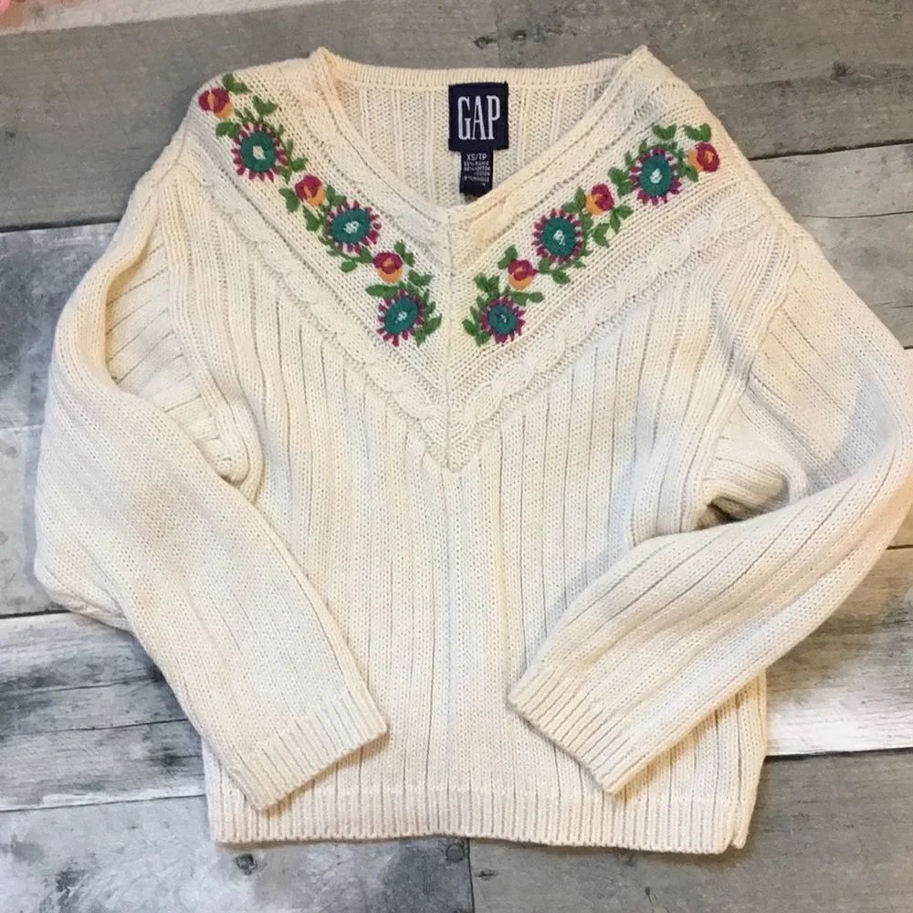 Vintage gap embroidered sweater